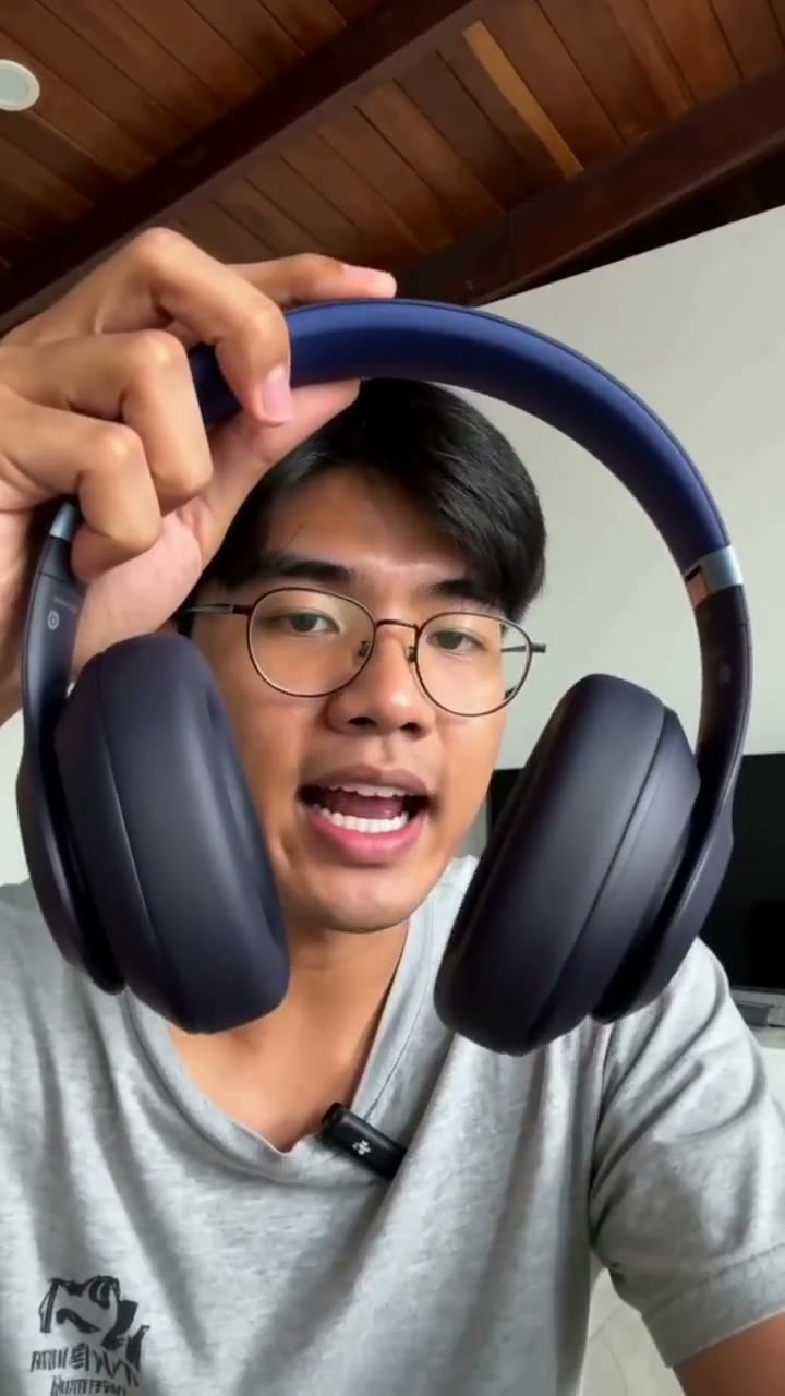Example headphones product-video format